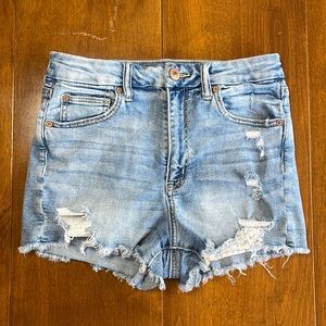 Really cute American Eagle lighter wash jean shorts in a size 6!